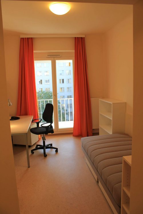 Pfeilheim, Studentenwohnheim, kleines Zimmer mit Bett und Schreibtisch
