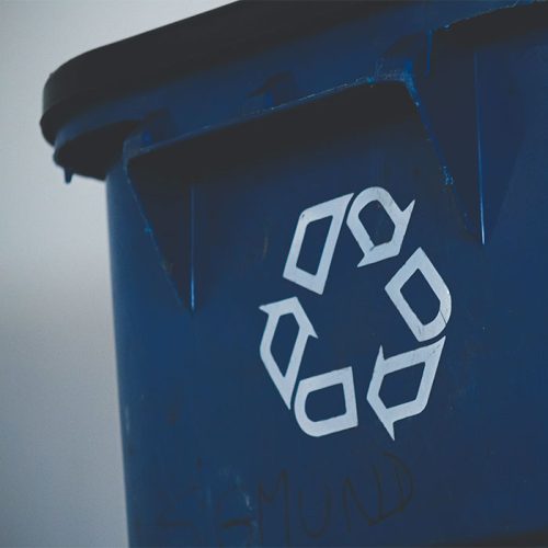 Blaue Tonne mit Recycling Zeichen